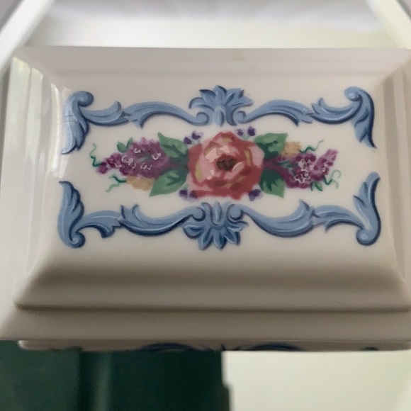 Southern Heirloom music box, Elizabeth Arden - Picture 6 of 8